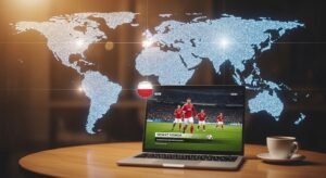 Laptop wyświetlający polską telewizję internetową za granicą na tle mapy świata