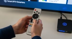 Proces konfiguracji aplikacji IPTV na telewizorze Smart TV z użyciem pilota.